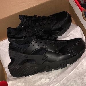 Black/Black Nike Huaraches